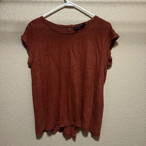 Burnt orange T-shirt with back bittons